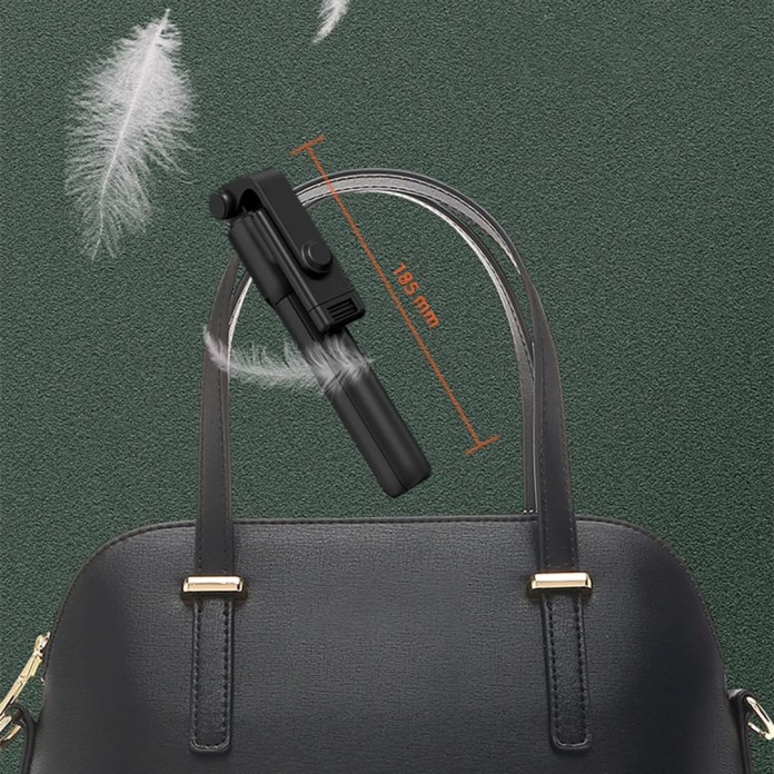 Dłoń wkładająca selfie sticka WRY1S do torebki